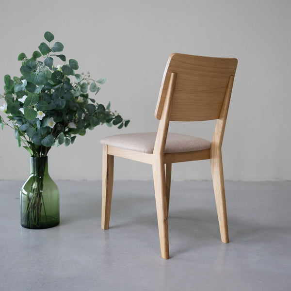 NordicStory Packung mit gepolsterten Esszimmerstühlen aus massiver Eiche aus der Mauritz-Kollektion Möbel in der Farbe Nordic Beige mit modernem Design Eiche.