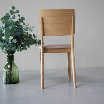 NordicStory Packung mit gepolsterten Esszimmerstühlen aus massiver Eiche aus der Mauritz-Kollektion Möbel in der Farbe Nordic Beige mit modernem Design Eiche.