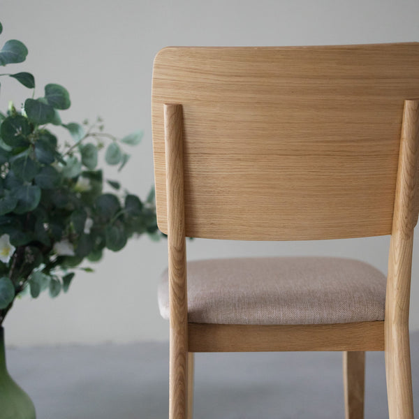 NordicStory Packung mit gepolsterten Esszimmerstühlen aus massiver Eiche aus der Mauritz-Kollektion Möbel in der Farbe Nordic Beige mit modernem Design Eiche.
