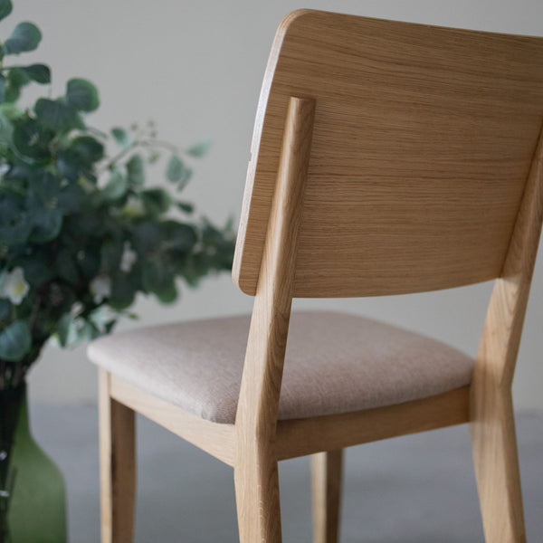 NordicStory Packung mit gepolsterten Esszimmerstühlen aus massiver Eiche aus der Mauritz-Kollektion Möbel in der Farbe Nordic Beige mit modernem Design Eiche.