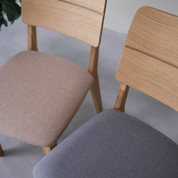 NordicStory Packung mit gepolsterten Esszimmerstühlen aus massiver Eiche aus der Mauritz-Kollektion Möbel in der Farbe Nordic Beige mit modernem Design Eiche.