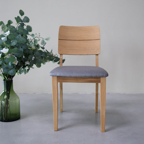 NordicStory Packung mit gepolsterten Esszimmerstühlen aus massiver Eiche aus der Mauritz-Kollektion Möbel in nordischer grauer Farbe mit modernem Design Eiche.