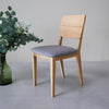 NordicStory Packung mit gepolsterten Esszimmerstühlen aus massiver Eiche aus der Mauritz-Kollektion Möbel in nordischer grauer Farbe mit modernem Design Eiche.