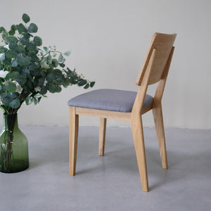 NordicStory Packung mit gepolsterten Esszimmerstühlen aus massiver Eiche aus der Mauritz-Kollektion Möbel in nordischer grauer Farbe mit modernem Design Eiche.