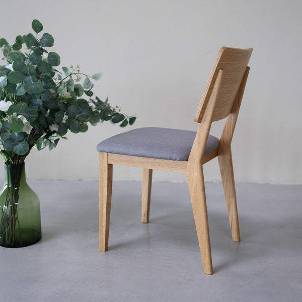 NordicStory Packung mit gepolsterten Esszimmerstühlen aus massiver Eiche aus der Mauritz-Kollektion Möbel in nordischer grauer Farbe mit modernem Design Eiche.