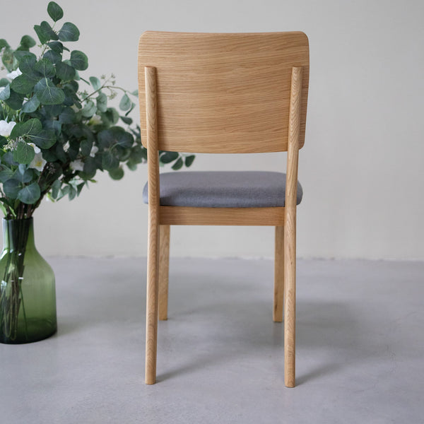 NordicStory Packung mit gepolsterten Esszimmerstühlen aus massiver Eiche aus der Mauritz-Kollektion Möbel in nordischer grauer Farbe mit modernem Design Eiche.