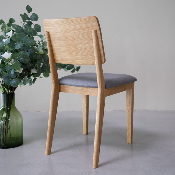 NordicStory Packung mit gepolsterten Esszimmerstühlen aus massiver Eiche aus der Mauritz-Kollektion Möbel in nordischer grauer Farbe mit modernem Design Eiche.