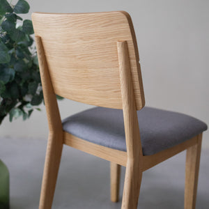 NordicStory Packung mit gepolsterten Esszimmerstühlen aus massiver Eiche aus der Mauritz-Kollektion Möbel in nordischer grauer Farbe mit modernem Design Eiche.