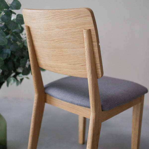 NordicStory Packung mit gepolsterten Esszimmerstühlen aus massiver Eiche aus der Mauritz-Kollektion Möbel in nordischer grauer Farbe mit modernem Design Eiche.