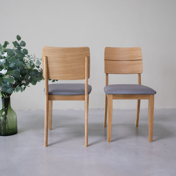 NordicStory Packung mit gepolsterten Esszimmerstühlen aus massiver Eiche aus der Mauritz-Kollektion Möbel in nordischer grauer Farbe mit modernem Design Eiche.