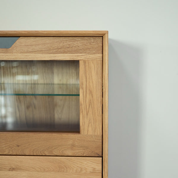 NordicStory Massivholzvitrine Eiche Bremen 3, 124 x 38 x 134 cm.