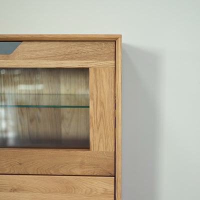 NordicStory Massivholzvitrine Eiche Bremen 3, 124 x 38 x 134 cm.