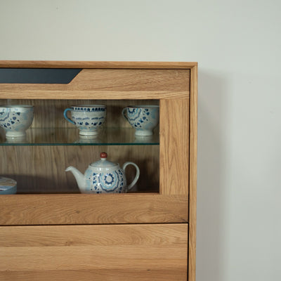 NordicStory Massivholzvitrine Eiche Bremen 3, 124 x 38 x 134 cm.