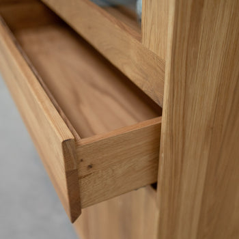 NordicStory Massivholzvitrine Eiche Bremen 3, 124 x 38 x 134 cm.