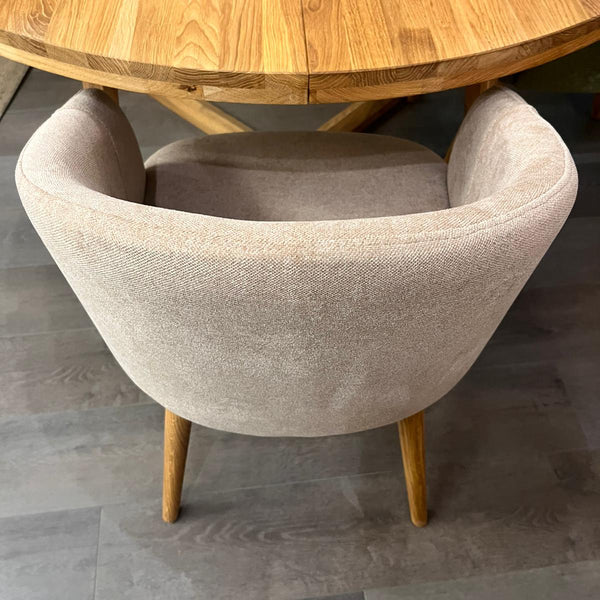 Armlehnstuhl Ana aus massiver Eiche mit Polsterung | VESKOR