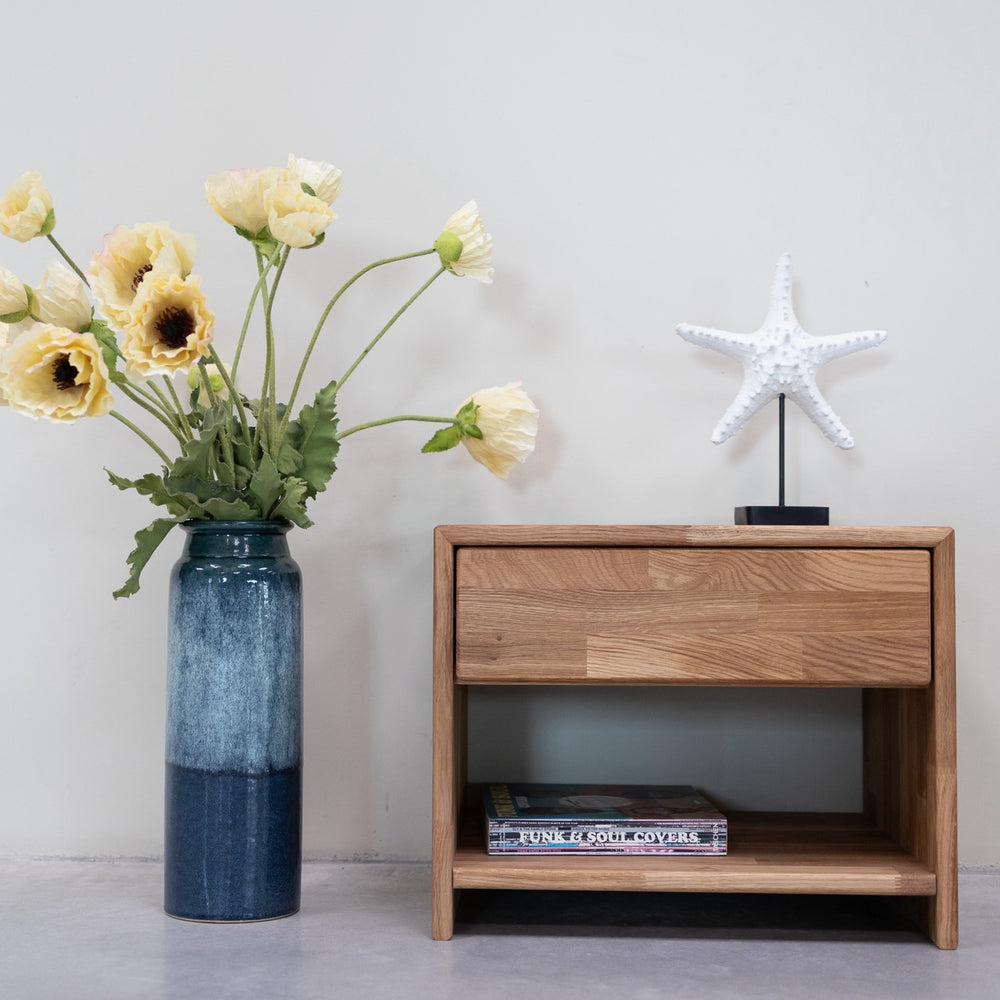 Judith Nachttisch aus massiver Eiche