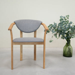 2er- oder 4er-Pack Alexis Esszimmerstühle, Gestell aus massiver Eiche, gepolstert in der Farbe Nordisch Grau | NordicStory