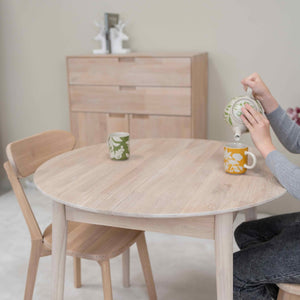 Runder ausziehbarer Esstisch aus massiver Eiche Escandi 3, 100-130 x 100 x 75 cm | NordicStory