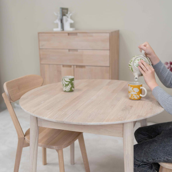 Runder ausziehbarer Esstisch aus massiver Eiche Escandi 3, 100-130 x 100 x 75 cm | NordicStory