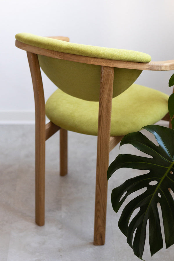 2er oder 4er Pack Alexis Esszimmerstühle, Gestell aus massiver Eiche, Polsterung in Living Green | NordicStory