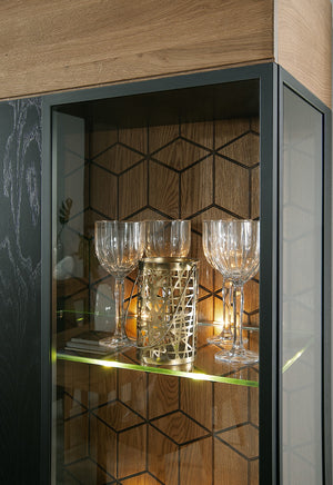 LoftStory Eichenholzvitrine modernes nordisches Design