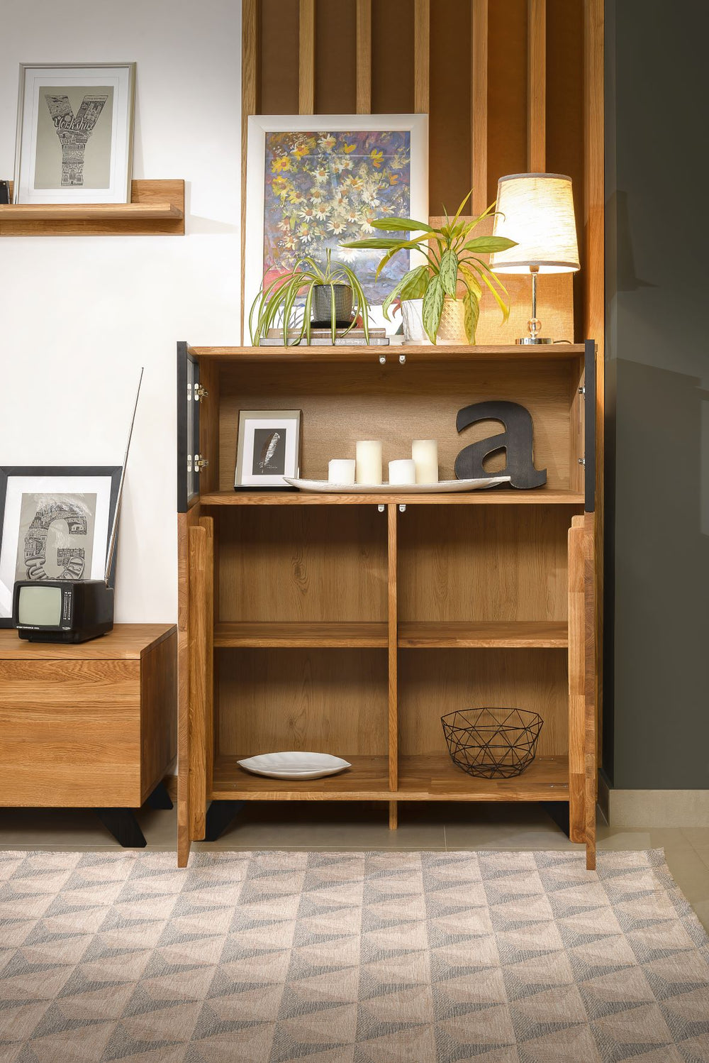 NordicStory Kommode aus massiver Eiche mit schwarzen Metallbeinen Moritz