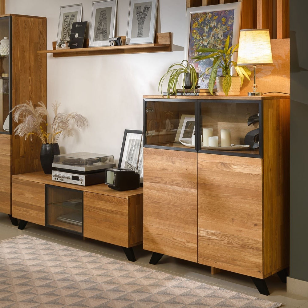 NordicStory TV-Ständer aus massiver Eiche mit schwarzen Metallbeinen Moritz