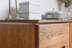 NordicStory Kommode oder TV-Ständer aus massiver Eiche mit rustikalem, skandinavischem Design 