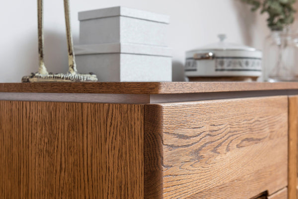 NordicStory Kommode oder TV-Ständer aus massiver Eiche mit rustikalem, skandinavischem Design 